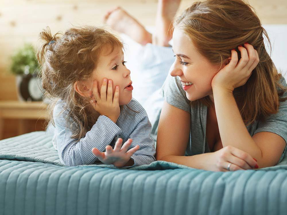 Thay vì cố gồng mình hoàn hảo, hãy học cách lắng nghe con mỗi ngày
